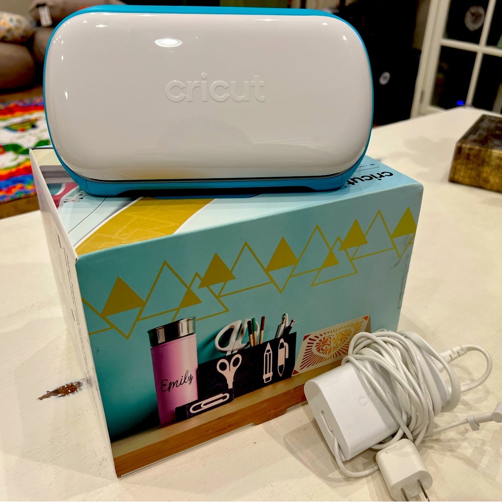 Cricut Joy plus 6 Smart Iron on colors and light grip adhesive cutting mats